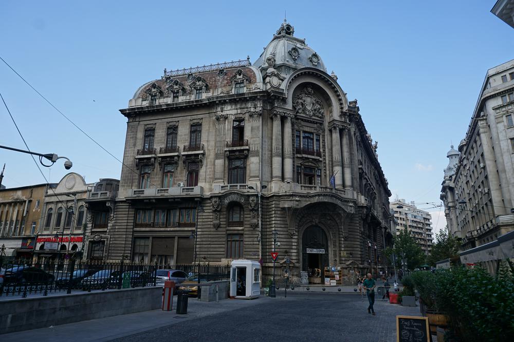București - Visiting a GIGANTIC Palace